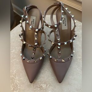 KAITLYN PAN Leather Rockstud Heels in Matte Poudre